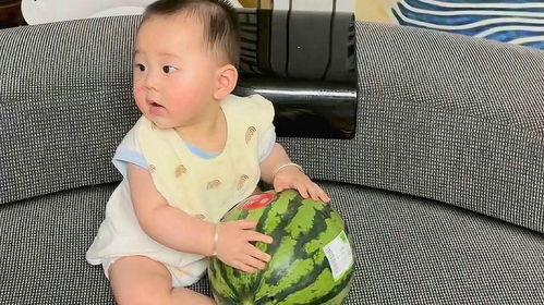 我和孩子吃瓜,甜蜜瓜趣时光
